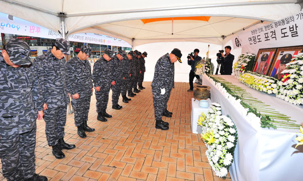 북한의 연평도 포격 도발 5주기인 23일 오전 대한민국 특수임무유공자회 경북지회 회원들이 포항시청 앞 광장에 분향소를 설치하고 당시 희생한 해병대 서정우 하사와 문광욱 일병의 영정 앞에서 묵념하고 있다. 신동우 기자