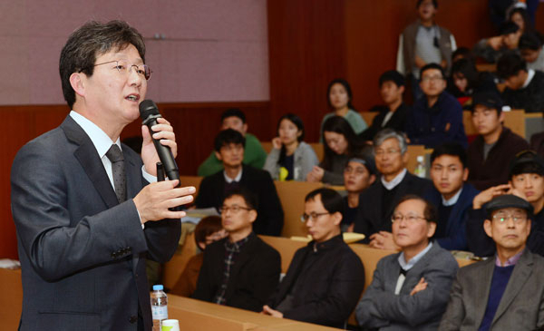 유승민 전 새누리당 원내대표가 24일 오후 경북대학교에서 