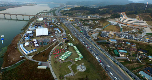 제3회 낙동강세계평화 문화 대축전이 펼쳐진 낙동강 칠곡보 생태공원(왼쪽) 및 칠곡호국평화기념관 일원. 호국 평화의 도시 칠곡군의 랜드마크 역할을 하고 있다. 칠곡군 제공