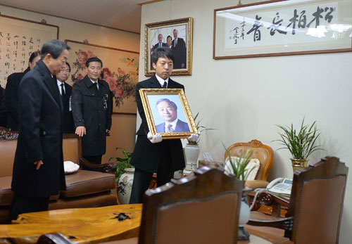 26일 오후 국회에서 국가장 영결식을 마친 고 김영삼 전 대통령 운구가 서울 상도동 사저에 도착한 뒤 유가족이 고인의 손때가 묻은 집안을 돌고 있다. 연합뉴스