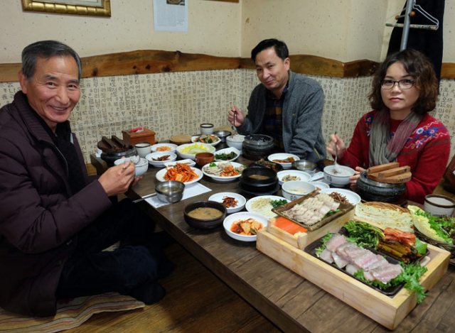 15년째 보금 신토불이를 찾고 있다는 이동운 세정운수 대표와 직원들이 보금 신토불이에서 쌈밥으로 점심을 즐기고 있다.