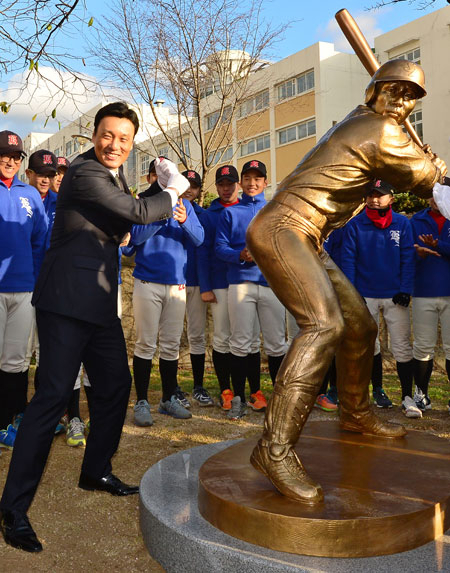 한국프로야구 사상 최초로 400홈런 시대를 연 