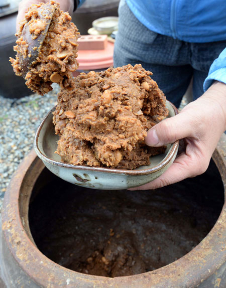 된장은 뜬 후 6개월 이상 지나야 맛이 난다.