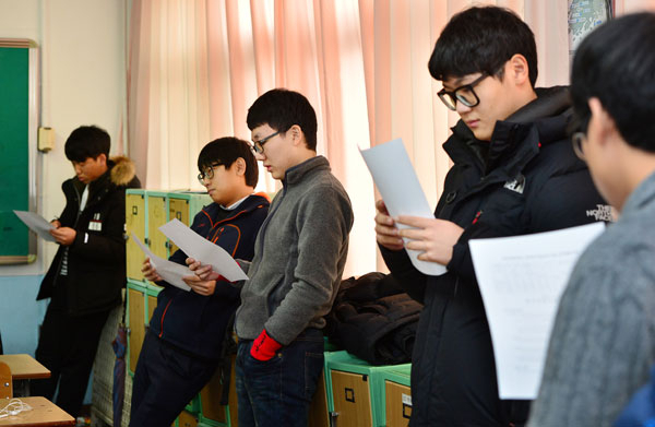 2016학년도 수능시험 성적표가 배부된 2일 대륜고 3학년 교실에서 수험생들이 긴장된 표정으로 자신의 성적을 확인하고 있다. 정운철 기자 woon@msnet.co.kr