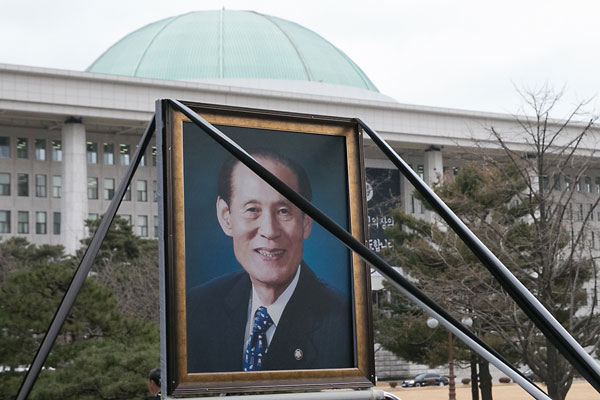 18일 오전 국회 의원회관에서 열린 이만섭 전 국회의장 영결식에서 고인의 영정을 앞세운 운구행렬이 영결식장으로 향하고 있다. 연합뉴스