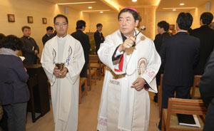 23일 오후 대구지방경찰청 별관 2층에 마련된 경신실, 성요한성당 축복식에서 천주교대구대교구장 조환길 대주교가 성수를 뿌리며 성당 개축을 축복하고 있다. 성일권 기자 sungig@msnet.co.kr