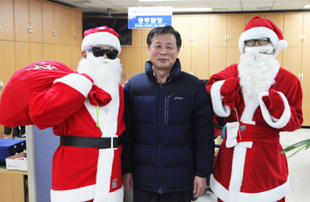 산타할아버지로 변신한 김형민 군의원과 이준 지부장이 영양군청 총무과를 찾아 오유원 과장과 기념 촬영하고 있다. 영양군 제공