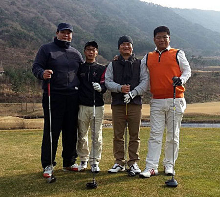 김준우(43) 씨가 주말을 이용해 동료들과 필드 라운딩에 나선 모습. 김준우 씨 제공