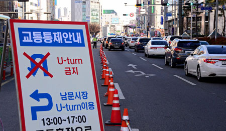 휴일인 27일 현대백화점 일대 교통난 해소를 위해 대구시가 반월당네거리 유턴을 한시적으로 제한하자 차량 소통이 비교적 원활한 모습을 보이고 있다. 김영진 기자 kyjmaeil@msnet.co.kr