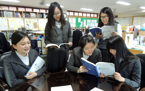 각 고교가 대입 수시모집에서 경쟁력을 가지려면 학교 교육과정부터 다양하고 특색 있게 운영하려는 노력이 필요하다. 정화여고의 동아리 봉사활동과 활동 결과 발표대회, 프로젝트 학습 모습. 정화여고 제공