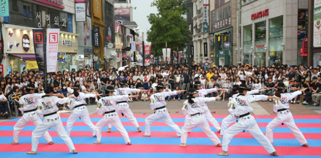 경상북도체육회 독도사랑 태권도시범단이 지난 9월 5일 대구 동성로에서 태권도 거리 공연을 하는 모습. 매일신문 DB