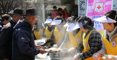 대한적십자사 대구지사 구호복지팀에서는 매주 화요일 달성공원, 수요일 두류공원에서 이동급식 차량을 이용해 무료급식을 하고 있다. 대한적십자사 대구지사 제공