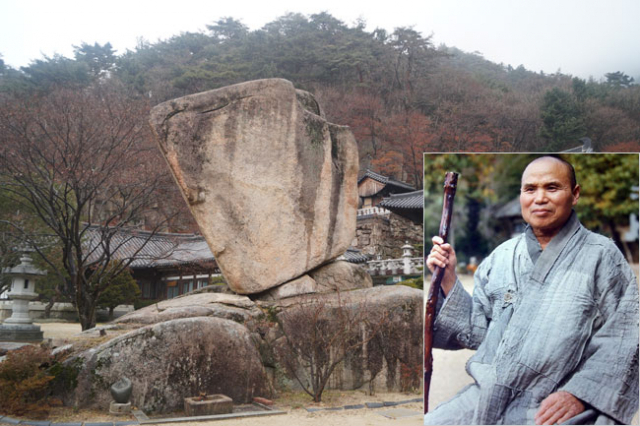 가야산에서 절승지로 꼽히며, 성철스님이 입적하기 전까지 주석했던 백련암. 원통전 앞에 커다란 바위 하나가 우뚝 서 있다. 작은 사진은 성철 스님.