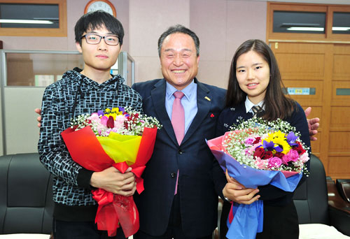 김영만 군위군교육발전위원회 이사장이 서울대에 합격한 군위고교 학생들과 환하게 웃고 있다. 군위군 제공