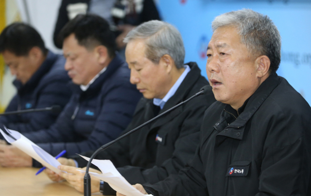 김동만 한국노총 위원장이 19일 오후 서울 여의도 한국노총회관에서 기자회견을 열고 9·15 노사정 대타협 파기를 선언하고 있다. 김 위원장은 