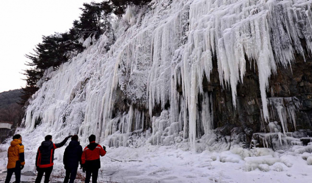 연일 이어진 최강 한파로 폭포까지 얼었다. 아침 최저기온이 영하 8.8℃를 기록한 20일 오후 달성군 옥포면 송해공원 얼음폭포가 장관을 연출하고 있다. 김영진 기자 kyjmaeil@msnet.co.kr