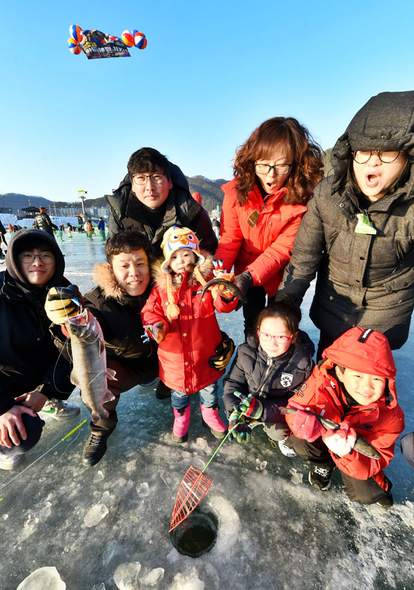 산천어축제에 참가한 수천 명의 관광객들이 화천천에서 얼음낚시를 즐기고 있다.