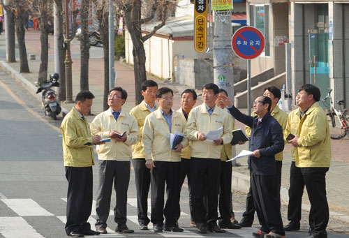 올해부터 본격 추진하는 청도 시가지 전선지중화 사업을 앞두고 이승율 청도군수와 군 직원들이 예정지 일대를 살펴보고 있다. 청도군 제공