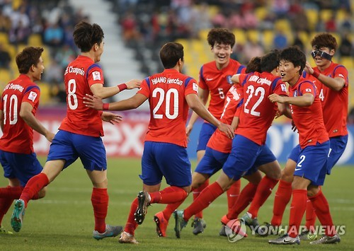 23일 오후(현지시간) 카타르 도하 카타르SC 스타디움에서 열린 2016 아시아축구연맹(AFC) U-23 챔피언십 8강 대한민국 대 요르단 경기. 한국 문창진이 선제골을 넣은 후 동료들과 함께 기뻐하고 있다. 2016.1.23