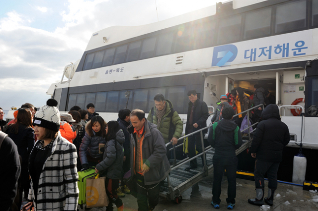 26일 울릉도 항구에 도착한 여객선에서 울릉주민들이 내리고 있다. 주민들은 육지로 나갔다가 풍랑으로 8일 동안 배편이 끊겨 이날 9일만에 집으로 돌아왔다. < 울릉군 제공