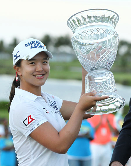 김세영이 28일(현지시간) 바하마 파라다이스의 오션 클럽 골프코스에서 개막하는 바하마 LPGA 클래식에서 2연패에 도전한다. 지난해 대회에서 우승 트로피를 들어 올린 김세영. 연합뉴스