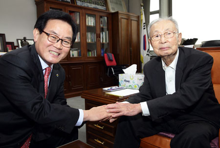 지난 22일 여성친화도시 지정 현판을 받고자 서울에 간 백선기 군수가 정부서울청사 방문에 앞서 백선엽 장군을 찾아 안부를 묻고 있다. 칠곡군 제공