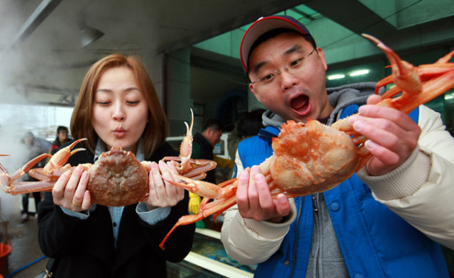 경상북도의 겨울철 대표 축제인 대게축제가 2월과 3월 울진과 영덕에서 각각 열린다. 대게축제에 가면 맛이 절정으로 오른 대게를 가장 저렴한 가격에 맛볼 수 있다. 또 대게 낚시, 대게요리 경연 등의 각종 체험행사는 덤이다. 울진