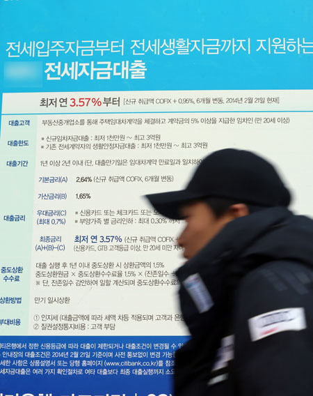 소득심사 강화를 골자로 한 새 여신심사 가이드라인 시행을 앞두고 주택담보대출 증가세가 확연히 둔화된 것으로 나타났다. 연합뉴스