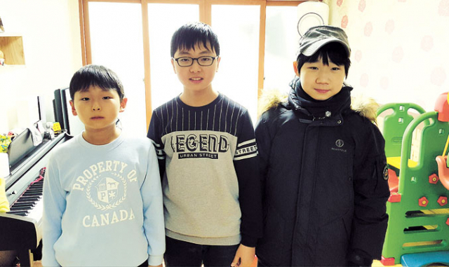 왼쪽부터 김두왕 씨 아들 태영, 권율 군, 이번 제주 첫 여행 주인공인 류한승 군.