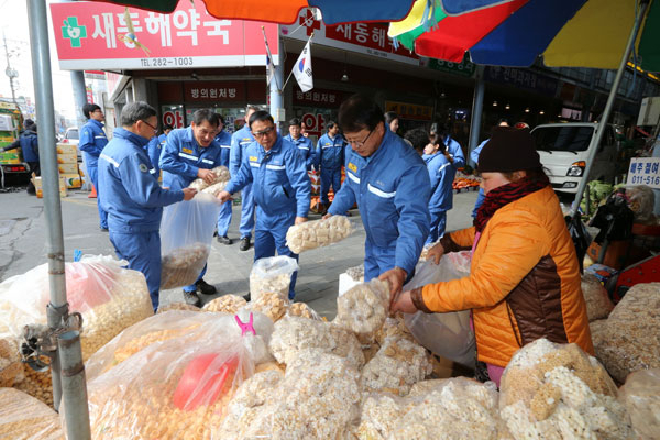 포항제철소 직원들이 4일 큰동해시장을 찾아 장보기 행사를 가졌다. 포스코 제공