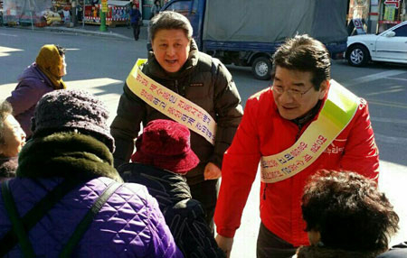 강석호 예비후보와 박노욱 군수가 봉화 전통시장에서 나란히 상인들을 만나고 있다. 독자 제보