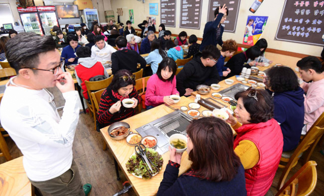 춘절을 맞아 중화권 관광객들이 한국 나들이에 나섰다. 10일 오후 대구 중구 동성로에서 쇼핑을 마친 대만 관광객들이 식당에 들러 한식을 맛보고 있다. 김영진 기자 kyjmaeil@msnet.co.kr