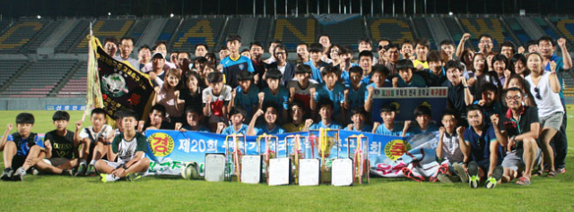 지난해 8월 열린 무학기 중학교 축구대회에서 우승한 대구 율원중 선수단. 대구FC 제공