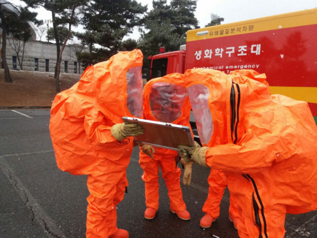 경북소방본부 119특수구조단과 구미소방서는 16일 구미 박정희 체육관에서 유해화학물질 누출사고 대비 적응훈련을 펼쳤다. 경북소방본부 제공