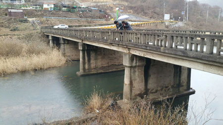 경주시 산내면 소태교. 교각이 낡고 오래돼 붕괴 위험을 안고 있다.