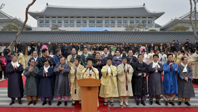 경북도청 신청사 앞 대동마당에서 김관용(맨 앞) 도지사가 시장, 군수들과 함께 도청 이전을 기념하는 행사를 갖고 있다