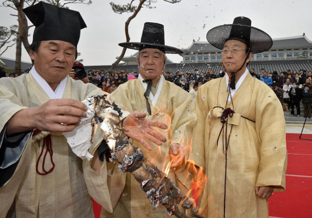 김관용(맨 오른쪽) 도지사와 유림들이 신도청 이전 입주 고유제를 올리고 있다.