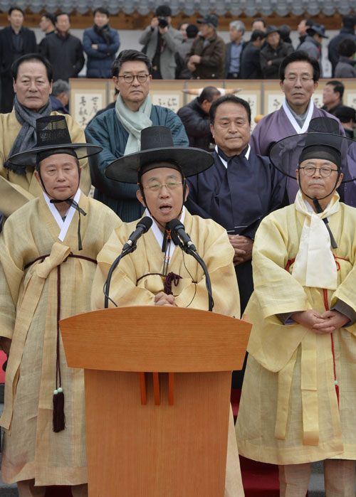 19일 경북도청 신청사 앞 대동마당에서 김관용(맨 앞) 도지사가 시장, 군수들과 함께 도청 이전을 기념하는 인사말을 하고 있다. 우태욱 기자