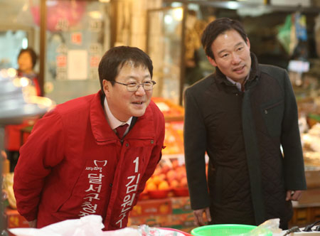 경제전문가이자 정치평론가인 신지호 전 국회의원이 20일 김원구 달서구청장 예비후보와 함께 서남시장에서 상인들에게 지지를 호소하고 있다.