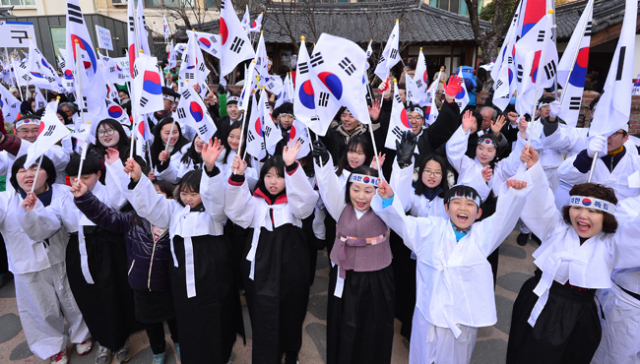 제97주년 3·1절을 맞은 1일 오전 대구 시민과 학생 등 500여 명이 중구 3·1만세 계단에서 순국선열과 애국지사들의 숭고한 뜻을 기리며 만세운동을 재현하고 있다. 정운철 기자 woon@msnet.co.kr