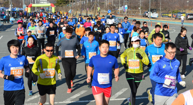 대구시육상경기연맹이 주최한 제71회 3·1절 기념 마라톤대회가 1일 대구육상진흥센터 일원에서 열렸다. 10km 종목에 참가한 시민들이 꽃샘추위에도 아랑곳 하지 않고 힘차게 달리고 있다. 이날 3·1절 마라톤은 대구스타디움 인근 수성구 삼덕동 대구육상진흥센터 앞에서 하프 코스, 10㎞, 5㎞, 3km 등의 종목에 1천여 명의 시민들이 참여했다. 정운철 기자 woon@msnet.co.kr