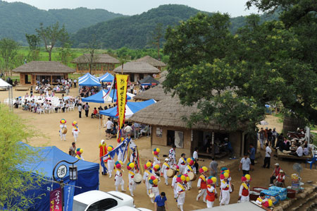 예천군이 자랑하는 삼강주막의 막걸리 축제 모습. 하우스 막걸리가 활성화되면 지역 축제 등과 연계한 새로운 관광상품 개발 가능성도 점쳐진다. 매일신문 DB