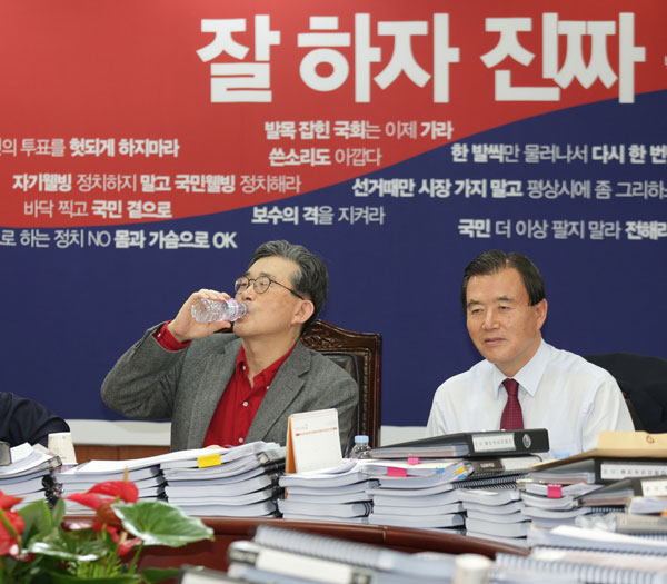 새누리당 이한구 공천관리위원장이 7일 서울 여의도 당사에서 열린 20대 총선 새누리당 공천면접에서 물을 마시고 있다.연합뉴스