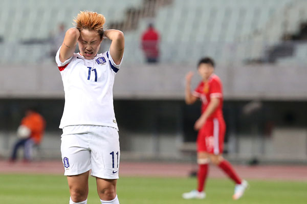 정설빈이 7일 일본 오사카 얀마 스타디움에서 열린 2016 리우 올림픽 여자 축구 아시아지역 최종예선 중국과의 경기에서 슈팅을 실패한 뒤 아쉬워하고 있다. 연합뉴스