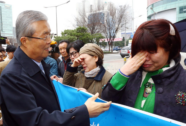 더불어민주당 김종인 비상대책위 대표가 8일 오전 대구 대구시당을 찾아 울먹이는 홍의락 의원 지지자들을 위로하고 있다.연합뉴스