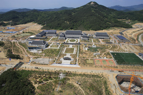 하늘에서 내려다본 도청 신도시 전경. 각종 편의시설에 이어 공공도서관(조감도)과 수변공원(조감도)이 속속 들어선다. 매일신문 DB