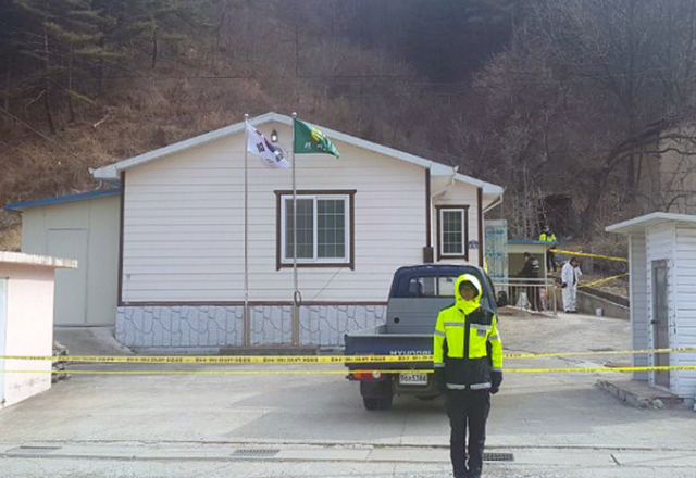 10일 오전 경북 청송군 현동면 한 마을회관을 경찰관이 통제하고 있다. 이곳에서는 소주를 나눠마신 주민 2명이 쓰러져 병원으로 이송돼 1명이 숨지고 1명이 중태에 빠졌다. 연합뉴스