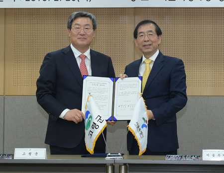 곽용환(사진 왼쪽) 고령군수와 박원순 서울시장이 지난해 2월 상생공동체를 위한 우호교류협약을 체결, 고령이 농