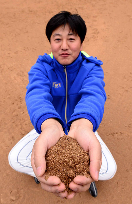 우리나라 야구장에 미국 메이저리그에서 사용하는 흙을 처음 도입한 이태건 씨가 삼성라이온즈파크에 처음 사용되는 흙을 들어보이고 있다. 김영진 기자 kyjmaeil@msnet.co.kr