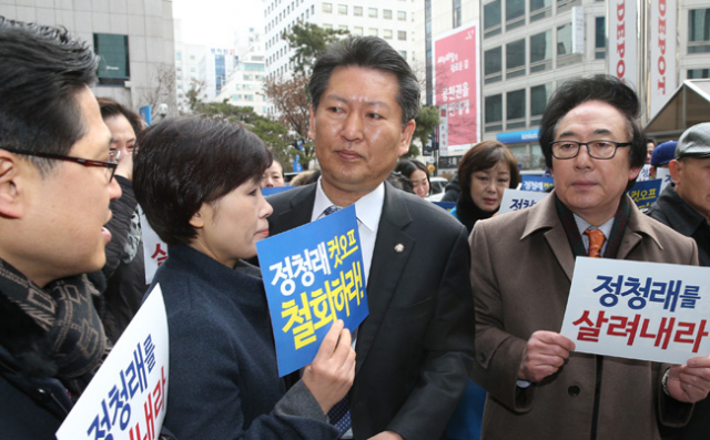 더불어민주당 정청래(서울 마포을) 의원이 12일 오전 자신의 지역구가 전략공천 지역으로 선정돼 공천에서 배제된 것과 관련해 재심을 신청하기 위해 서울 여의도 당사에 도착 지지자들의 사이로 들어가고 있다.연합뉴스